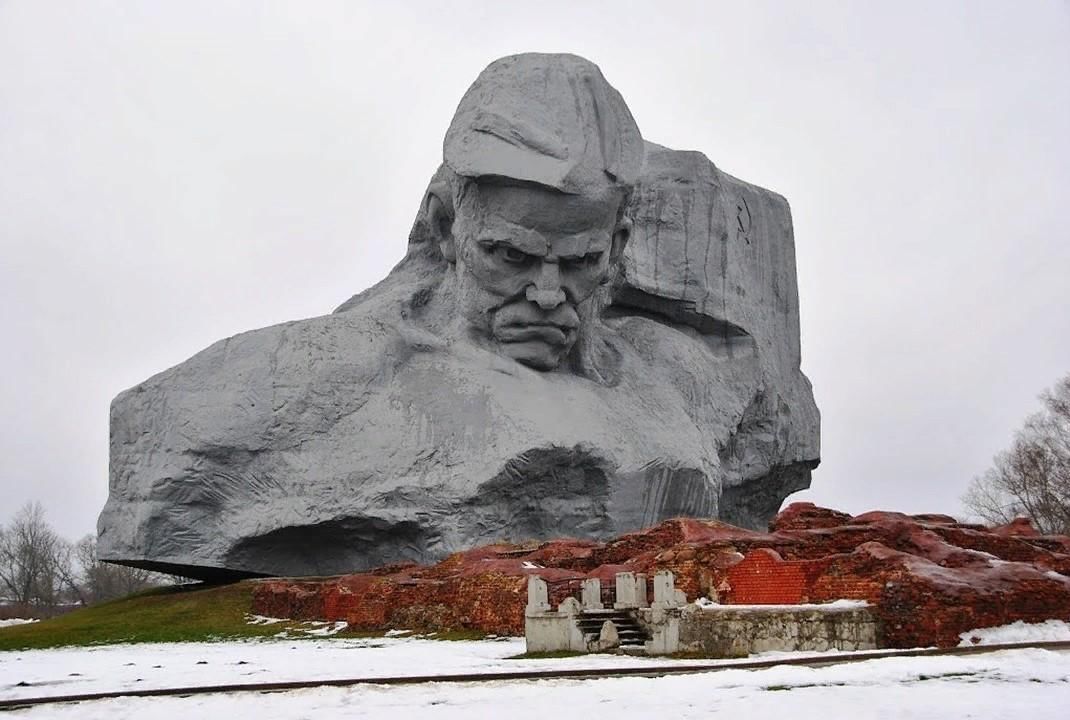 Брестский монумент. Памятник защитникам Брестской крепости в Бресте. Брестская крепость памятник мужество. Монумент мужество в Брестской крепости. Мемориальный комплекс Брестская крепость-герой.