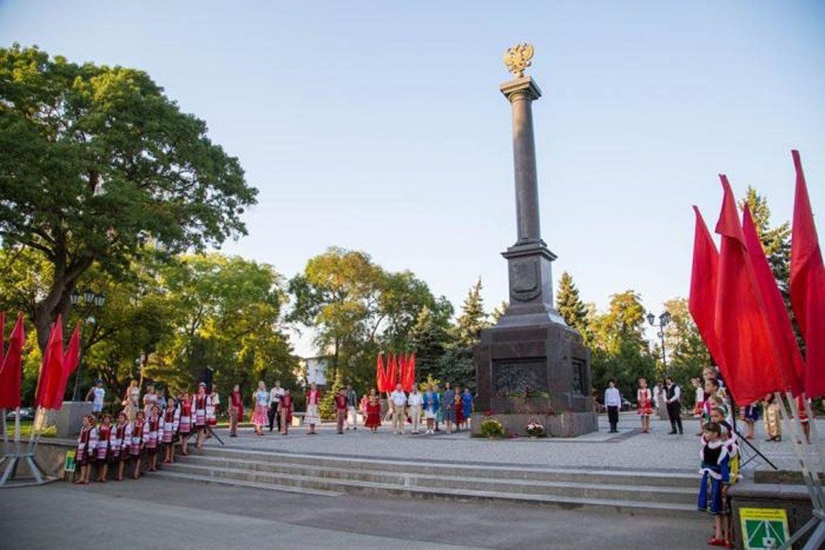 Слава анапа. Стела город воинской славы Анапа. Город воинской славы Анапа памятник. Анапа город герой воинской славы.