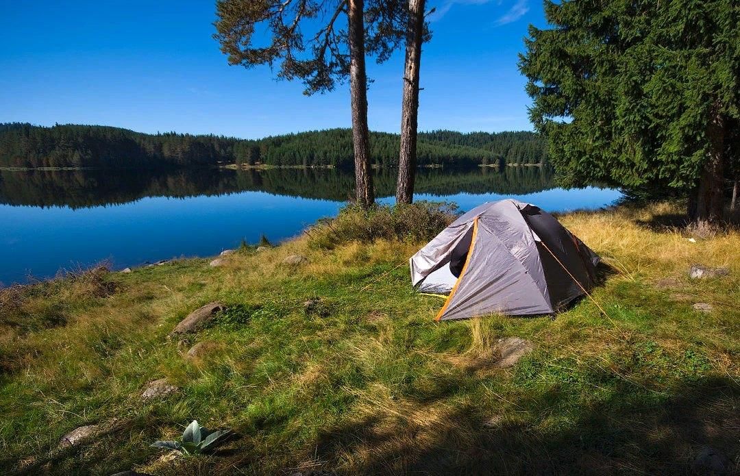 Кемпинг поход. Озеро Северное Черноголовка с палатками. Палатка у речки. Палатка на природе. Палатка на берегу реки.