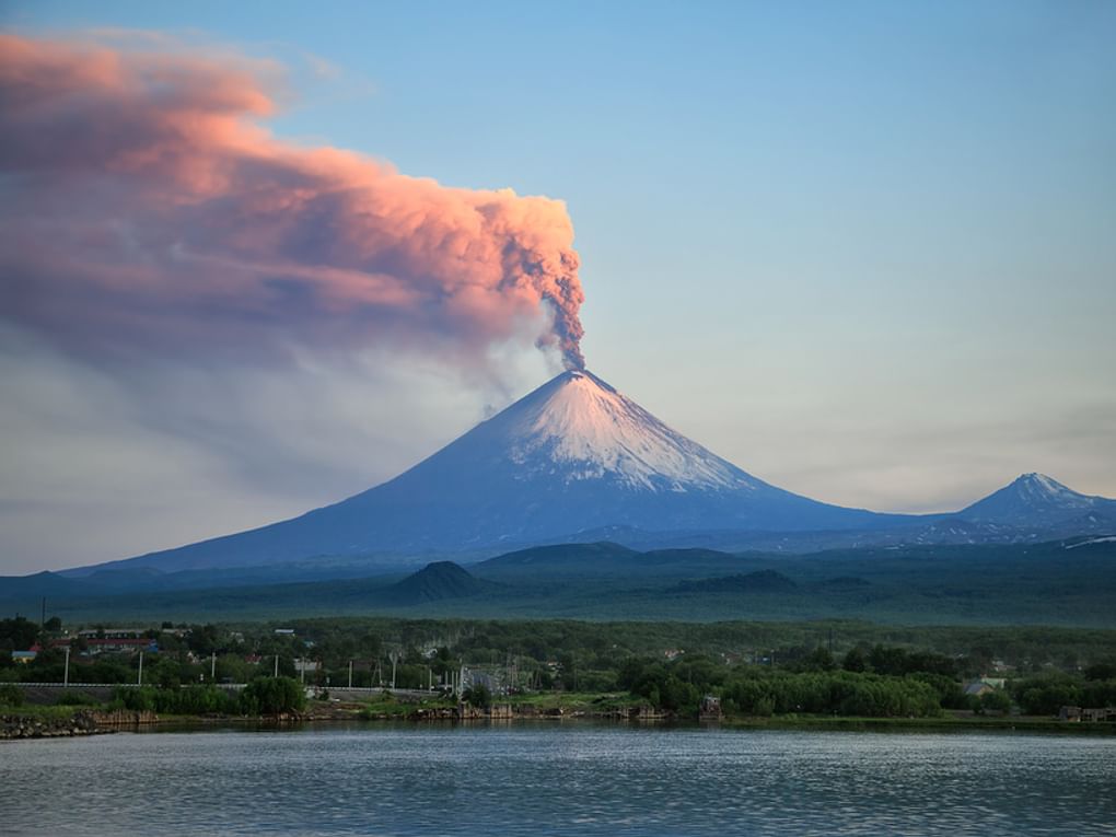 Извержение вулкана Ключевская сопка. Фотография: Геннадий Теплицкий / Фотобанк Лори