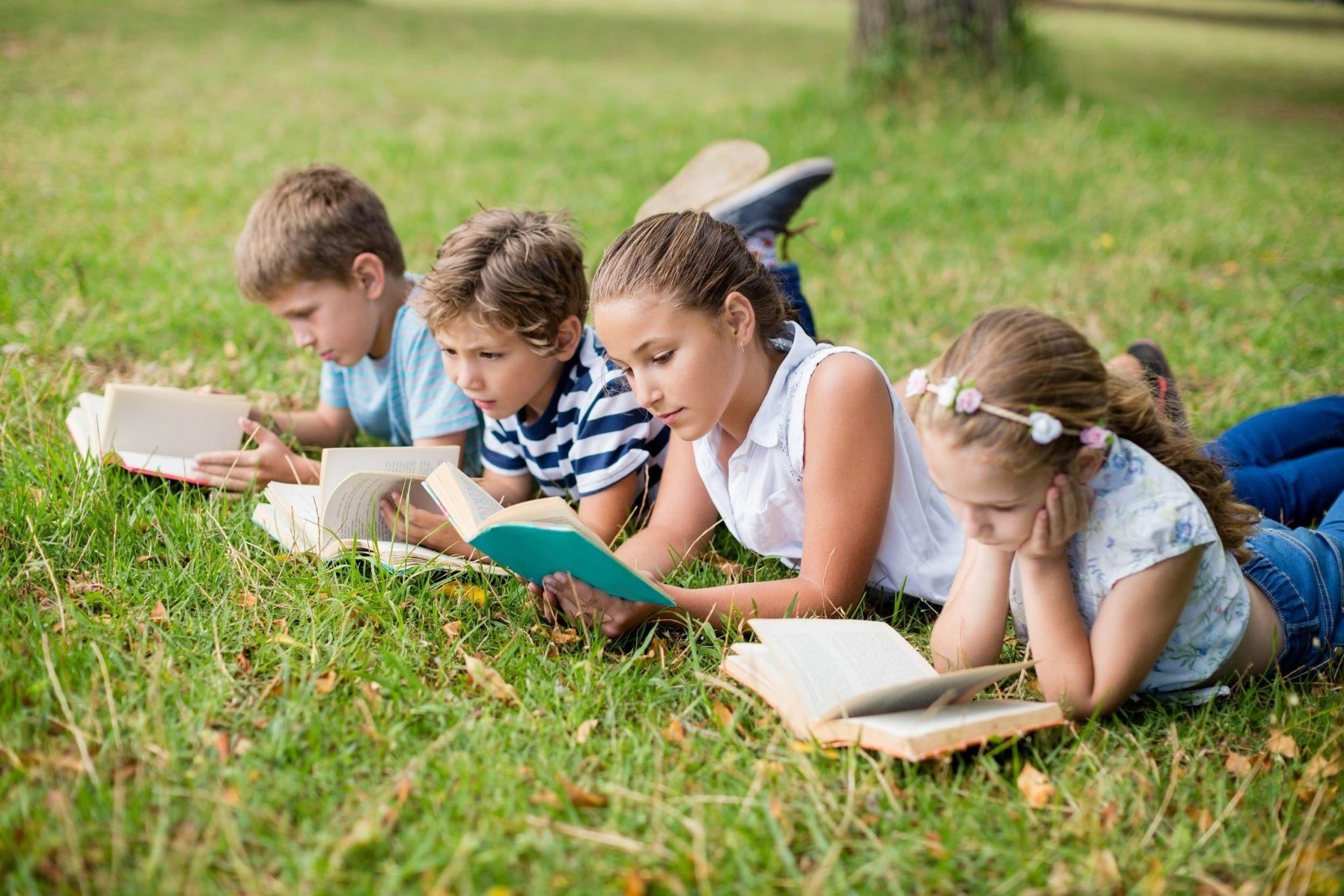 Конец лета читать детям. Ребенок лежит. Дети читают на травке лето. Чтение книг картинки для детей. Ребенок сидит читает книгу.
