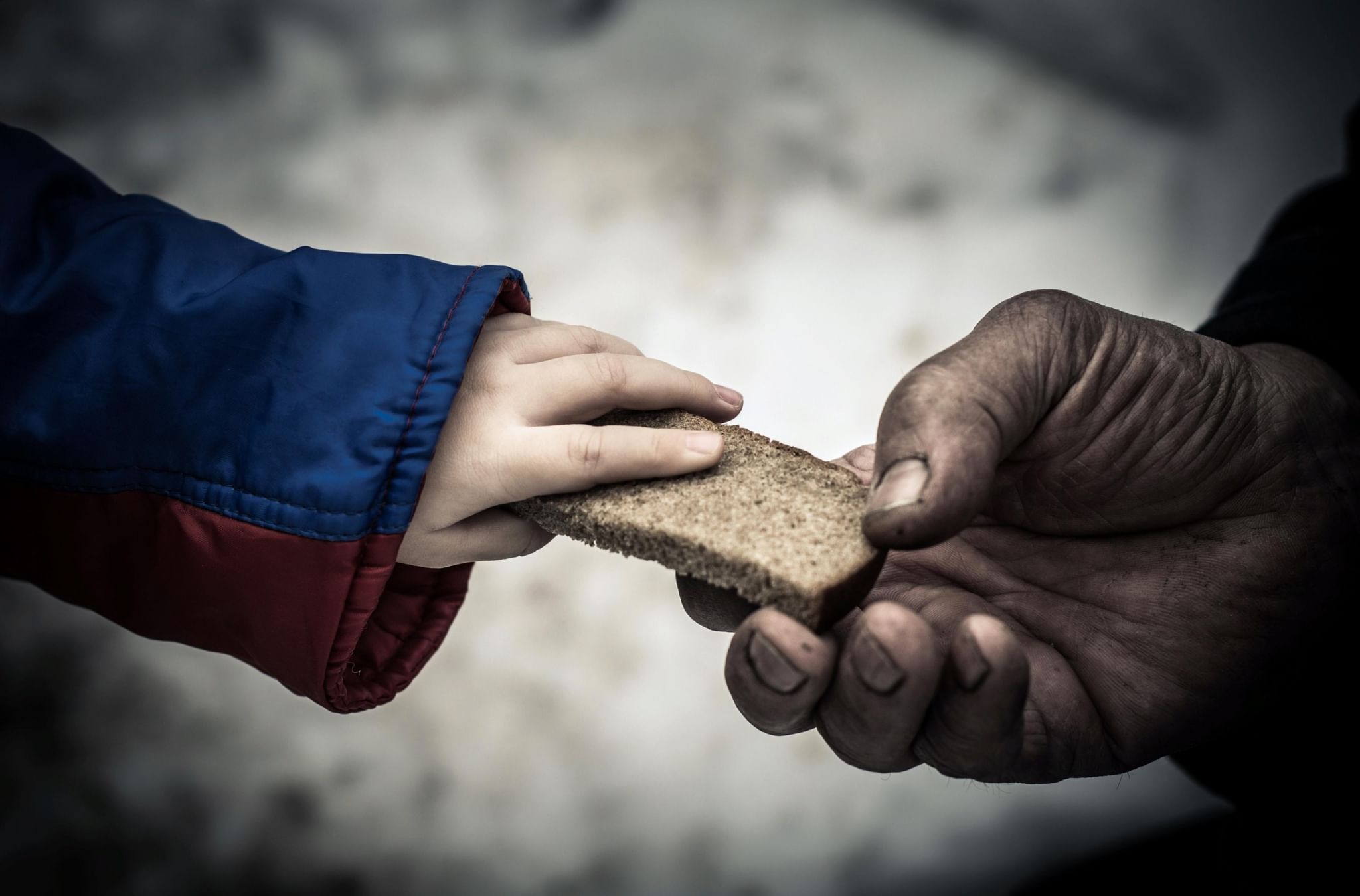 Poor person. Подаяние милостыни. Бедные люди. Подаяние нищему.