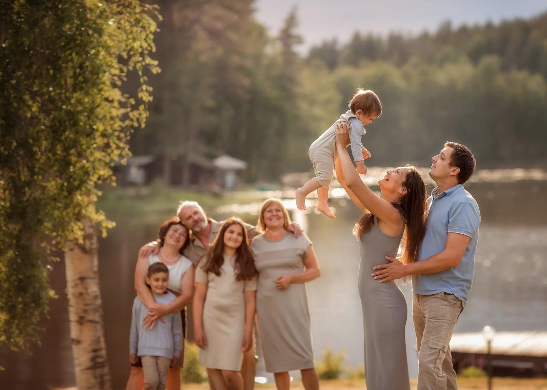 4 все родные. В кругу семьи. Семья в кругу семьи. Фотосессия 10 человек семья. Круг для фотосессии.