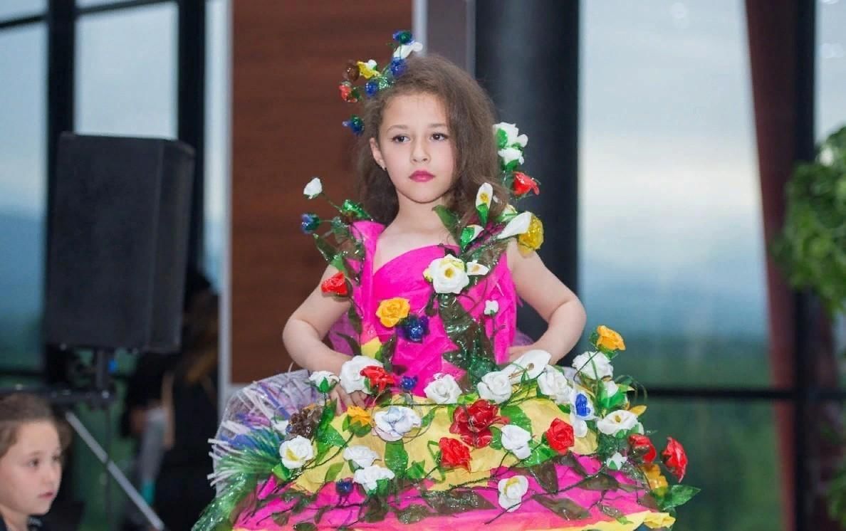 Дефиле мамы. Авангардный костюм для девочки. Цветочное дефиле в детском саду.
