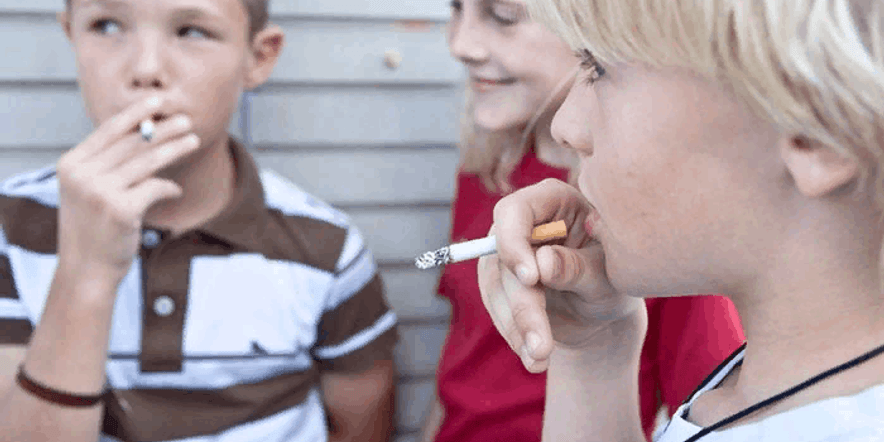 Курил 8 лет. Ребенок с сигаретой. Курящий подросток. Курение подростков. Табакокурение детей и подростков.