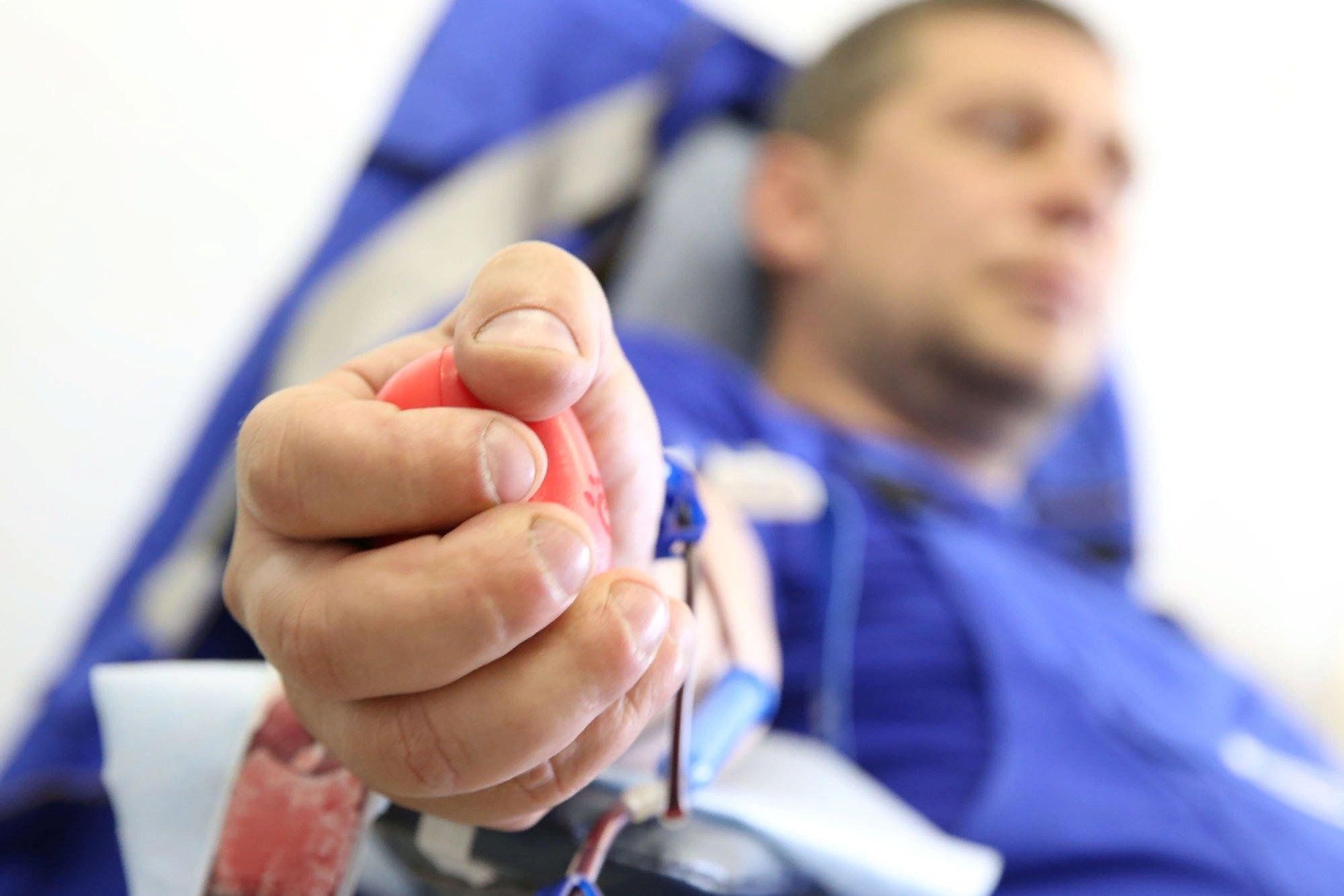 Донор крови новосибирск. Донор крови. Счастливый донор.