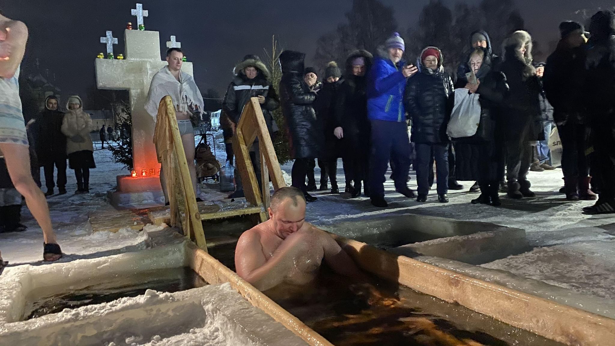 Путин в проруби на крещение фото