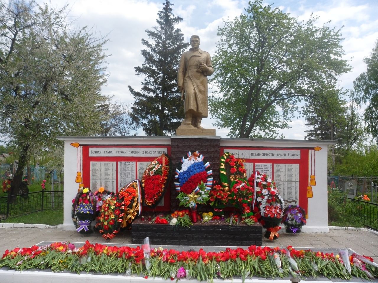 Погода курская область кореневский. Памятники поселка Коренево Курская. Курская область Кореневский район. П Коренево Кореневского района Курской области. Братская могила поселок Коренево.