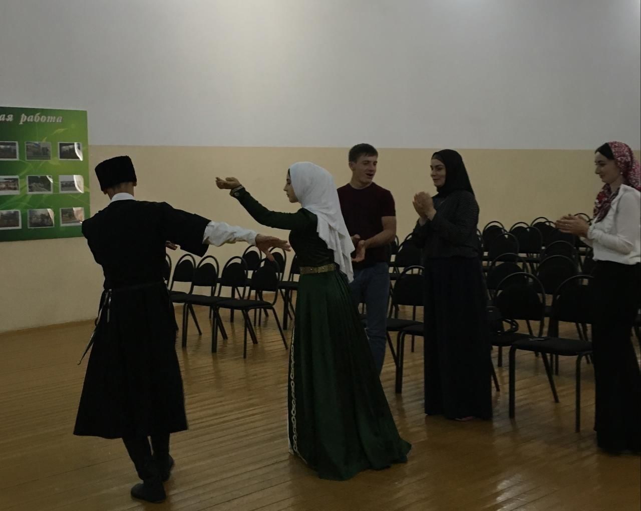 Ловзар это. Лезгинка ловзар. Серноводский дом культуры. Серноводское Чеченская Республика