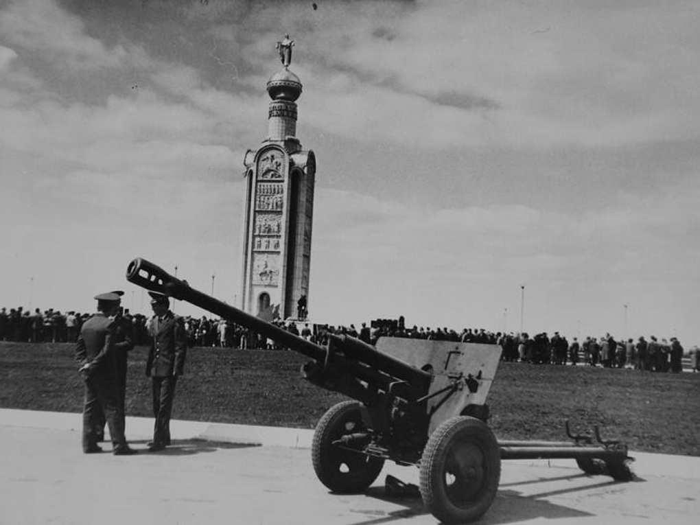Открытие Звонницы. Государственный военно-исторический музей-заповедник «Прохоровское поле». Поселок городского типа Прохоровка, Белгородская область, 1995 год. Фотография: Старооскольский краеведческий музей, Старый Оскол, Белгородская область / <a href="https://goskatalog.ru/portal/#/collections?id=24148832" target="_blank" rel="noopener">goskatalog.ru</a>