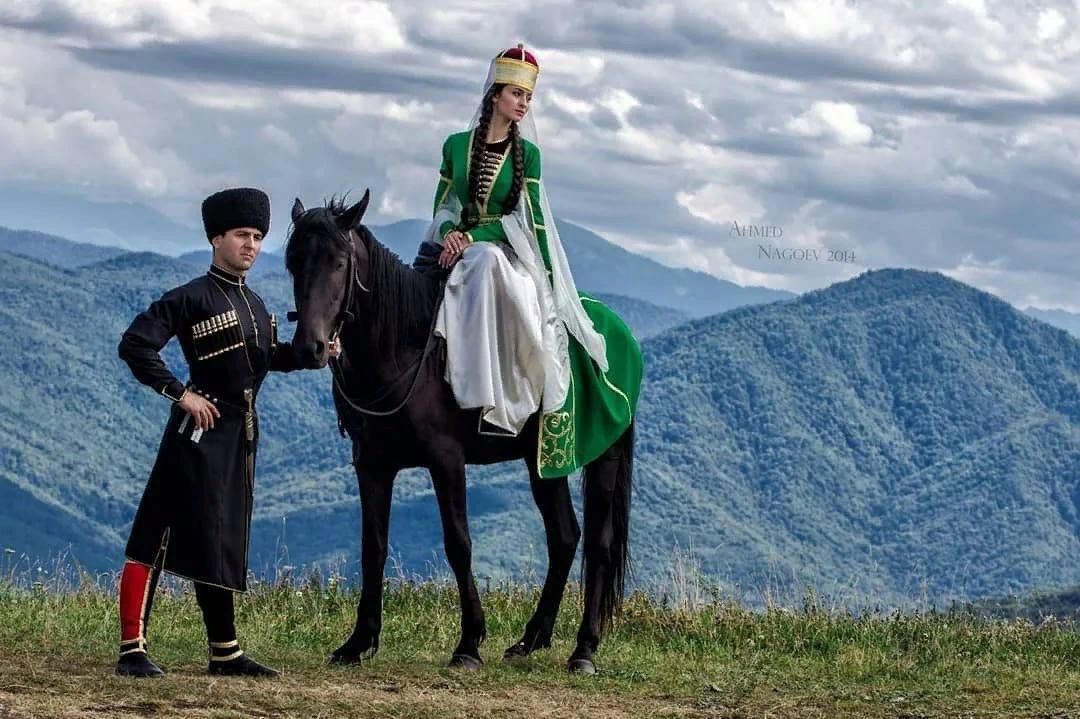 Культура карачаево черкесской республики. Адыги шапсуги. Адыги Черкесы кабардинцы. Черкес адыг Кабардинец. Кабардинцы адыгейцы шапсуги.