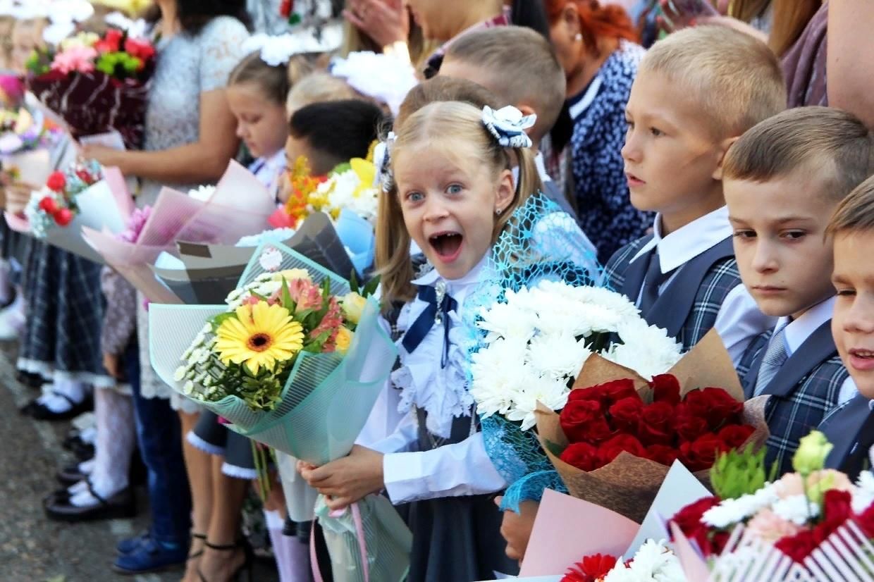 Первоклассный день. День знаний. Линейка в школе. 1 Сентября день знаний. Торжественная линейка в школе.