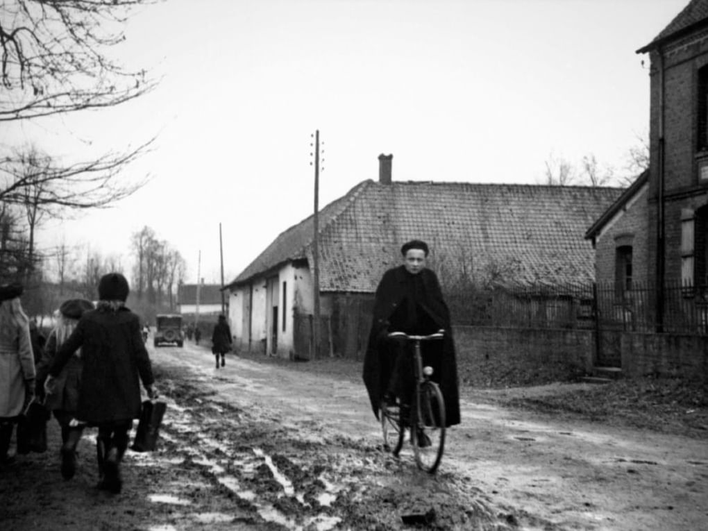 Кадр из художественного фильма Робера Брессона «Дневник сельского священника» (1950)