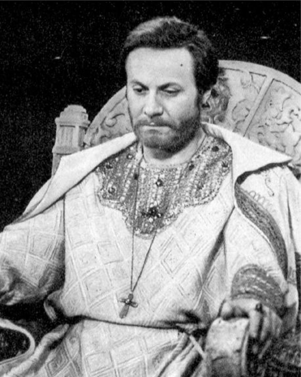Юрий Соломин в роли царя в спектакле Бориса Равенских «Царь Федор Иоаннович». 1981. Государственный академический Малый театр России, Москва