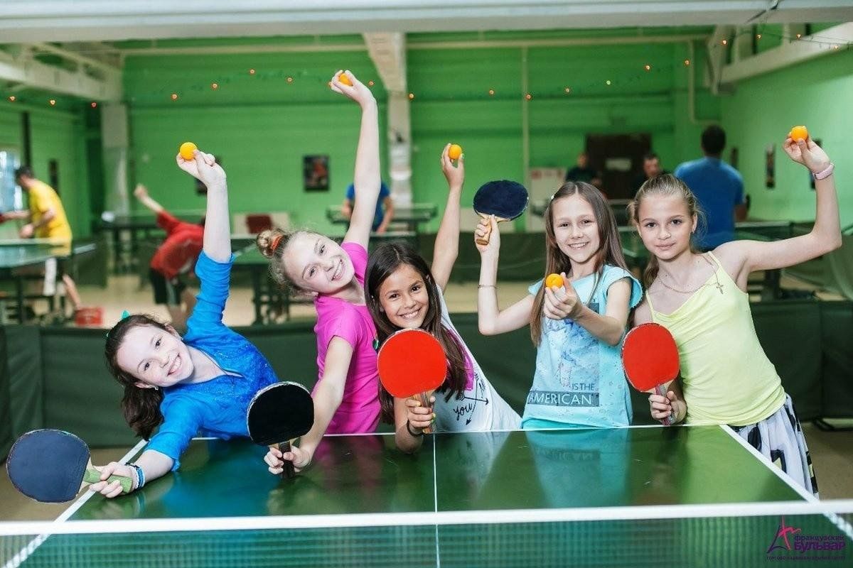 Программа клуба для детей. Настольный теннис дети. Дети играют в настольный теннис. Настольный теннис для дошкольников. Настольный теннис кружок.