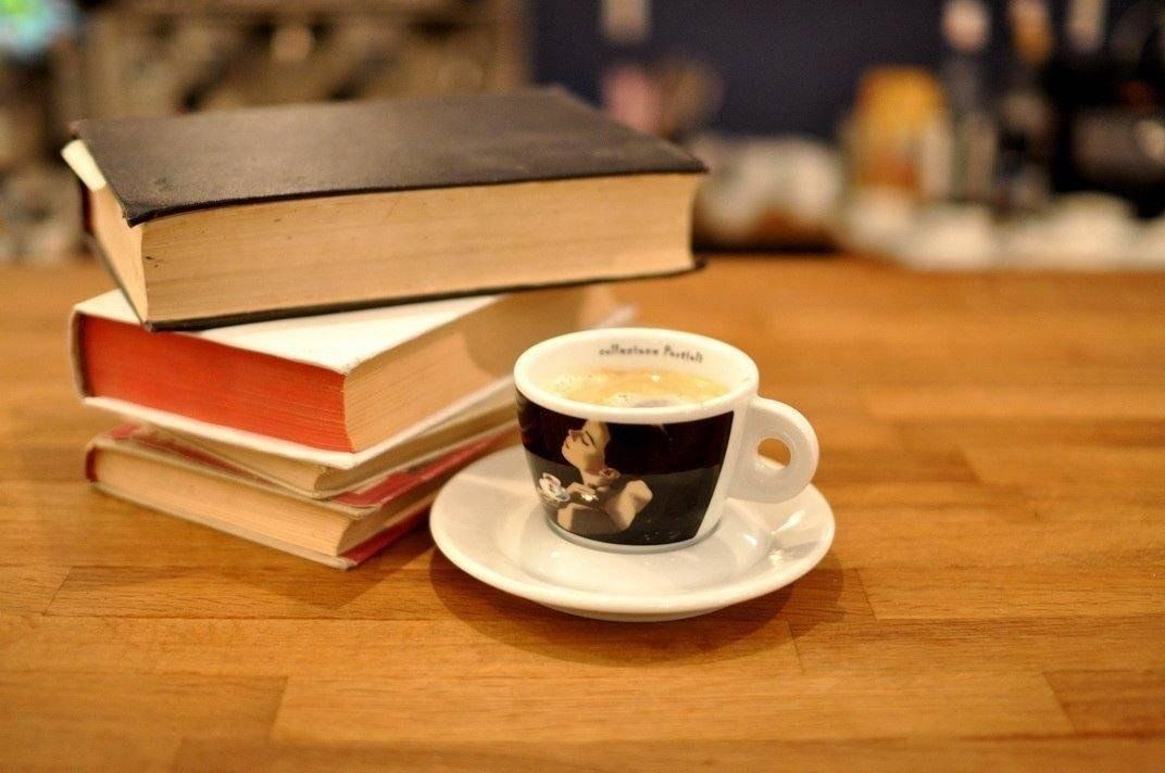 Books cafe net. Библиотека кофе. Кафе с книгами. Литературный вечер в кофейне. Книга на столе в кафе.