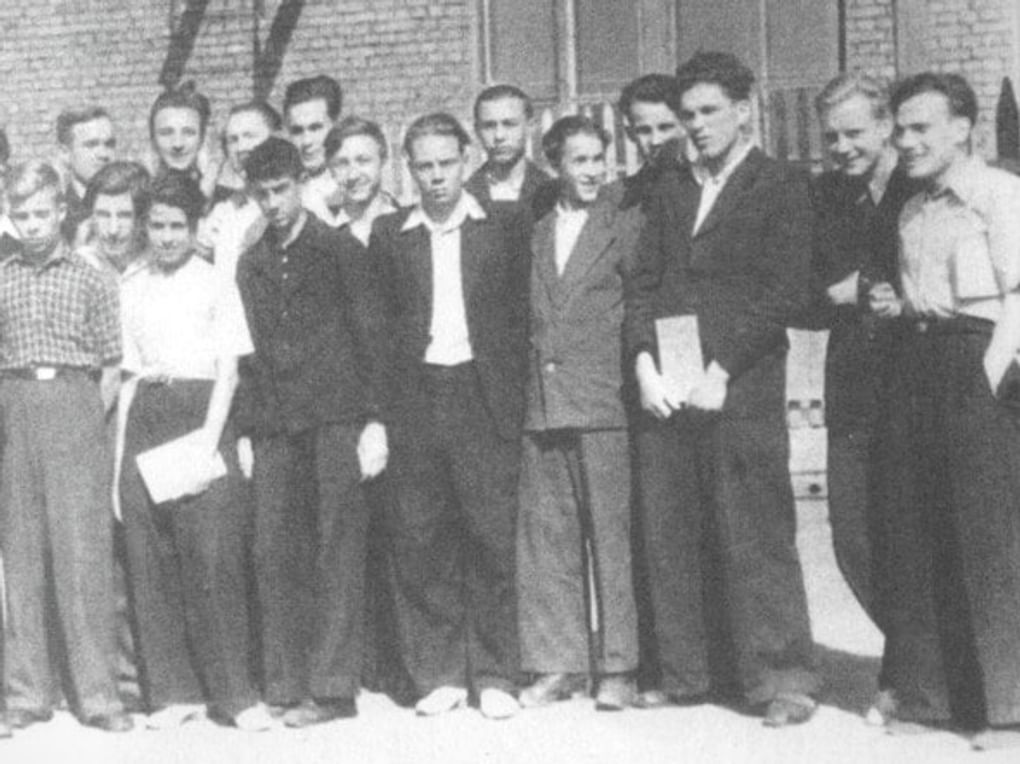 Юрий Визбор (второй справа) — выпускник московской средней школы. 1951. Иллюстрация из книги Юрия Визбора «Стихотворения и песни. Сочинения в двух томах». Москва: Издательство «Локид», 1999