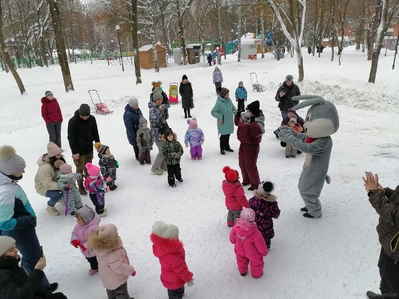 Зимняя игровая программа. Игровая программа зимой. Игровая программа для детей на улице зимой. Развлечения для детей на свежем воздухе зимой.