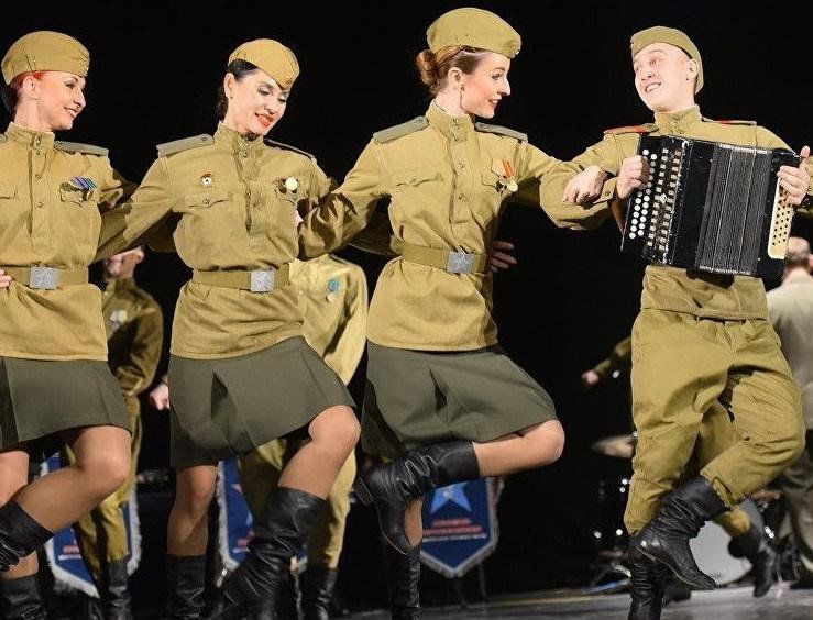 Патриотическая песня май. Военные танцы. Костюм для военного танца. Солдаты танцуют. Военный ансамбль  формы.
