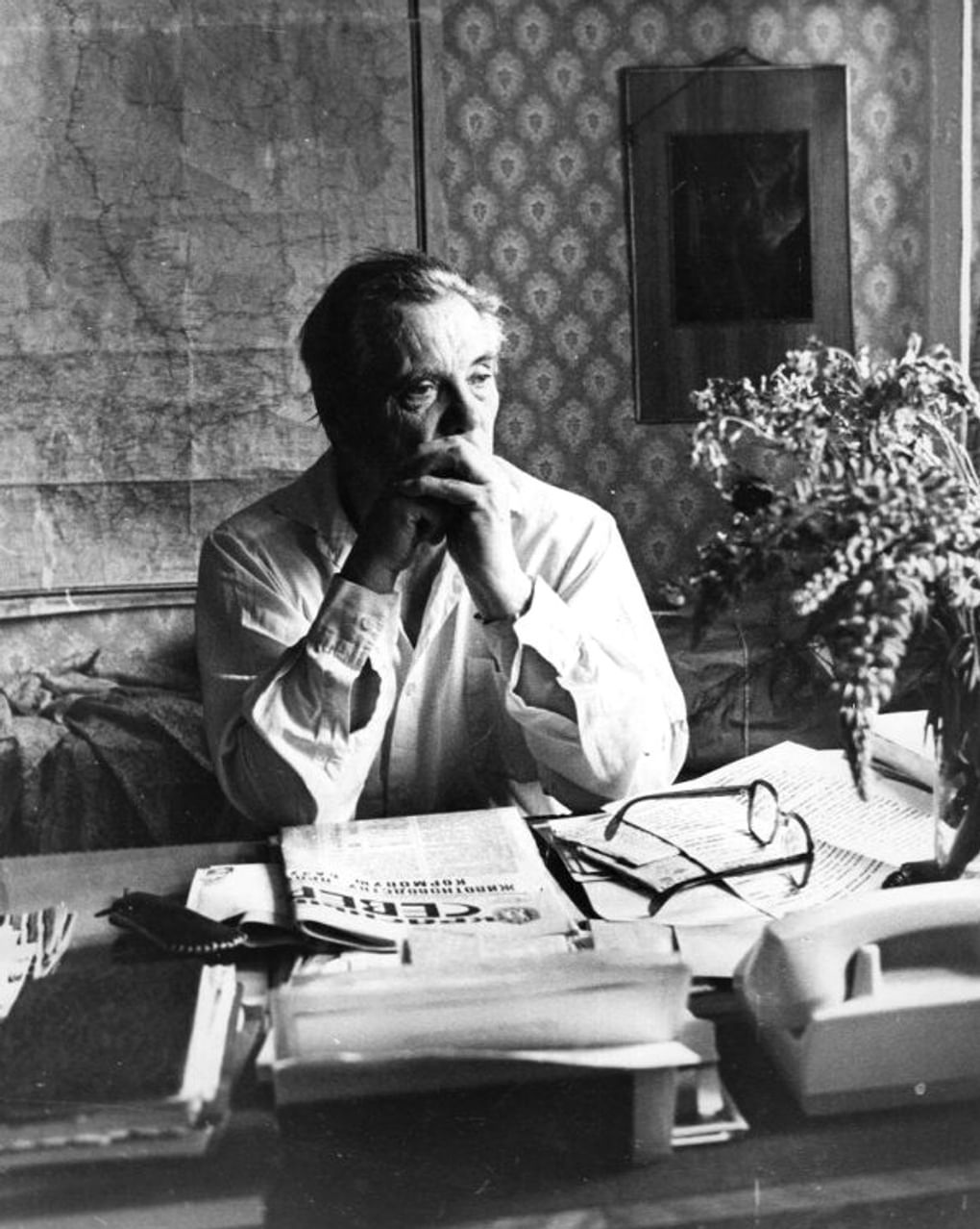 Виктор Астафьев в рабочем кабинете в Вологде. 1973 год. Фотография: Рудольф Кучеров / Красноярский краевой краеведческий музей, Красноярск