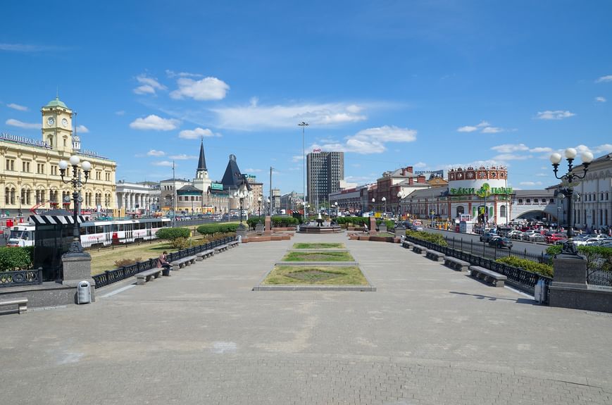 Три вокзала Казанский Ленинградский Ярославский. Мост у площади трех вокзалов. Площадь трёх вокзалов в Москве фото. Площадь трех вокзалов и красная площадь.