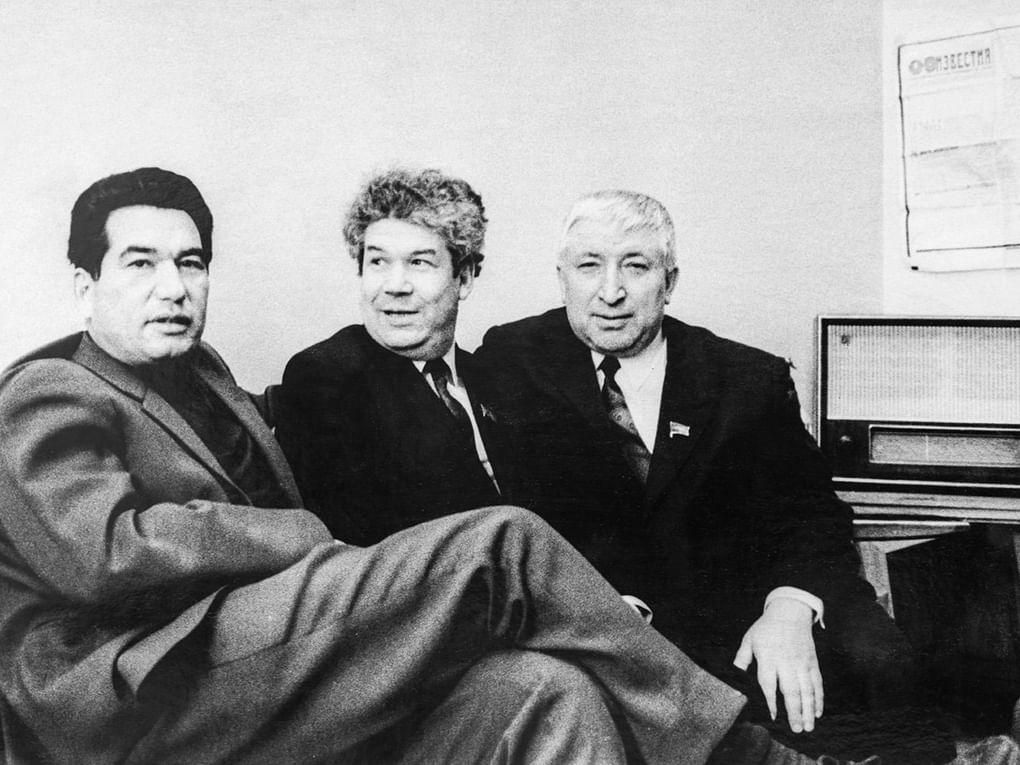 Слева направо: писатель Чингиз Айтматов, Мустай Карим, поэт Расул Гамзатов. Фотография: mustai.ru