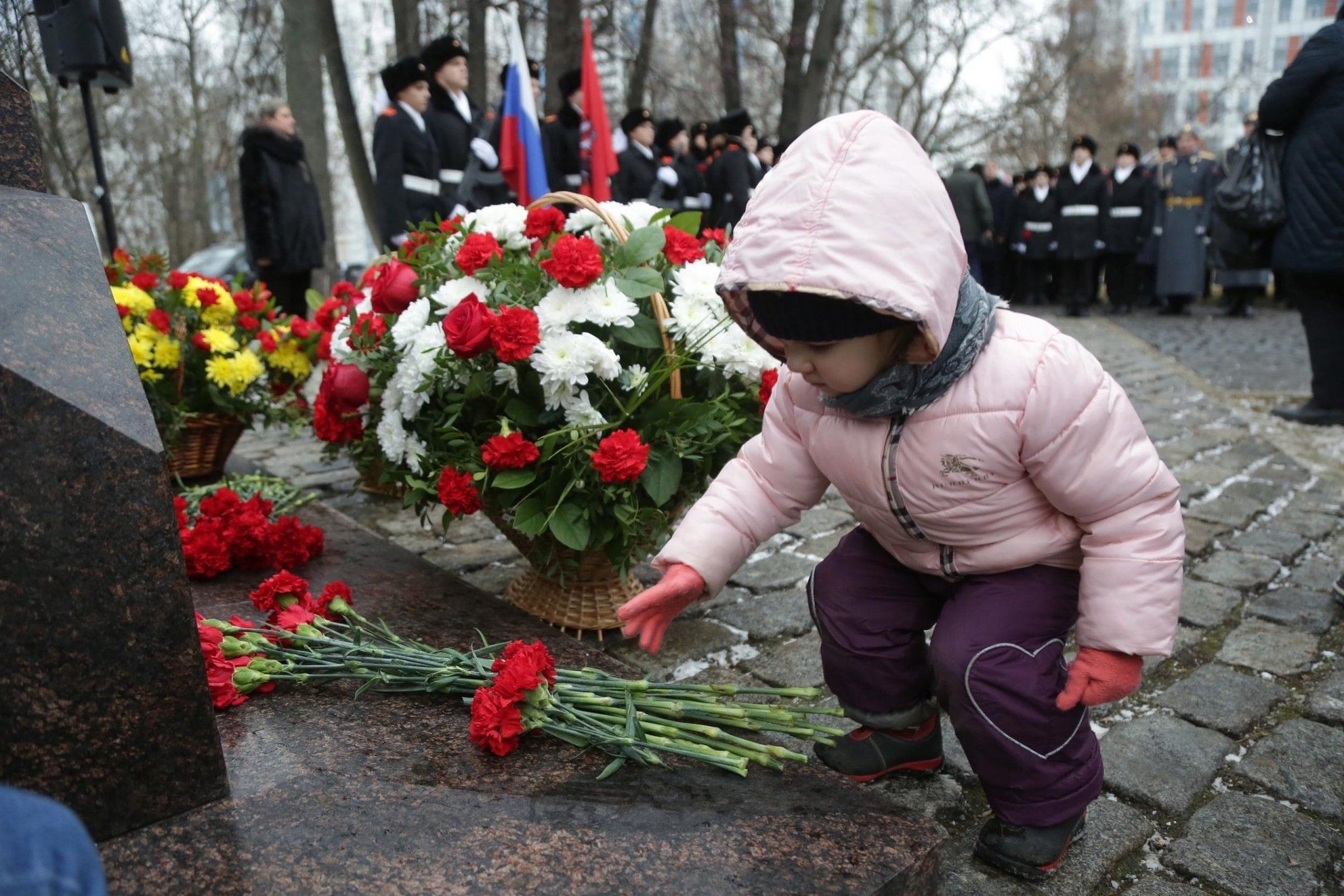 Рисунки возложение цветов к обелиску