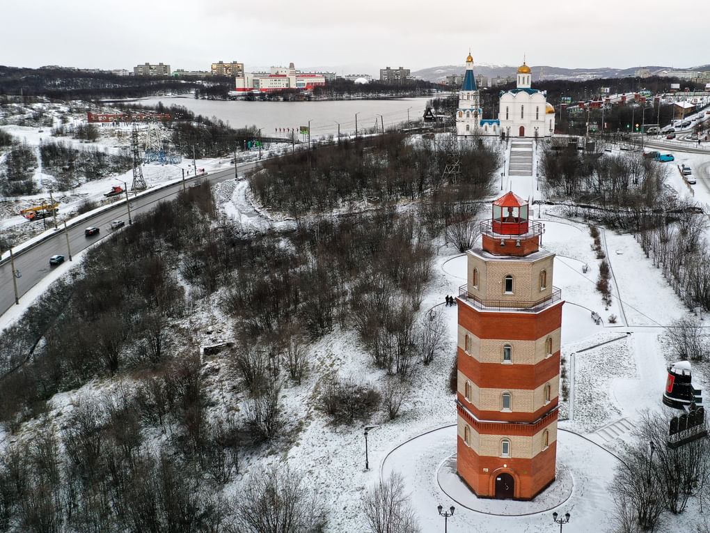 Вид на мемориальный комплекс морякам погибшим в мирное время. Мурманск. Фотография: Лев Федосеев / ТАСС