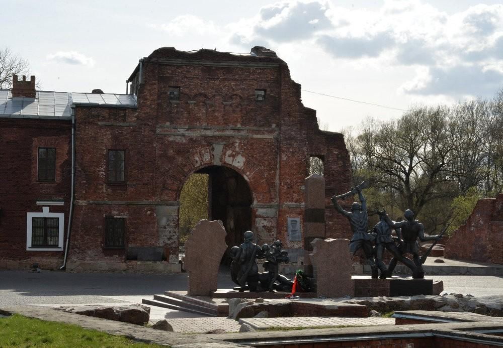 Мирное небо над крепостью бреста. Мемориальный комплекс Брестская крепость-герой. Брест крепость мемориал. Крепость-герой Брест памятники. Мемориальный комплекс защитникам Брестской крепости. Брест..