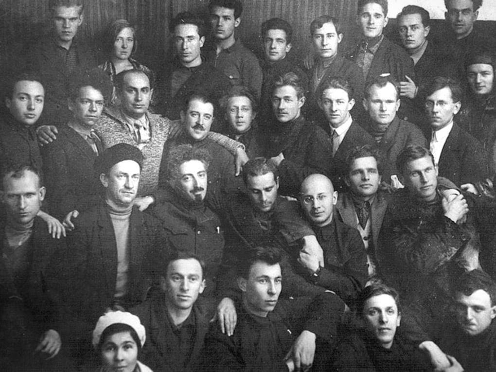 Александр Фадеев (во втором ряду крайний снизу справа) в Российской организации пролетарских писателей (РАПП). Фотография: wikimedia.org