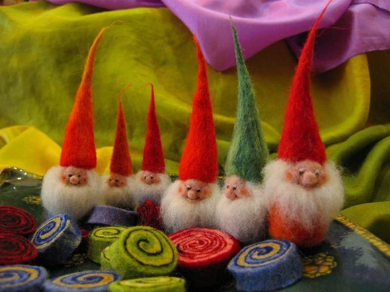 фелтинг на валенках. валяние из шерсти. картины из шерсти для валяния. валяные игрушки. гномы из шерсти.