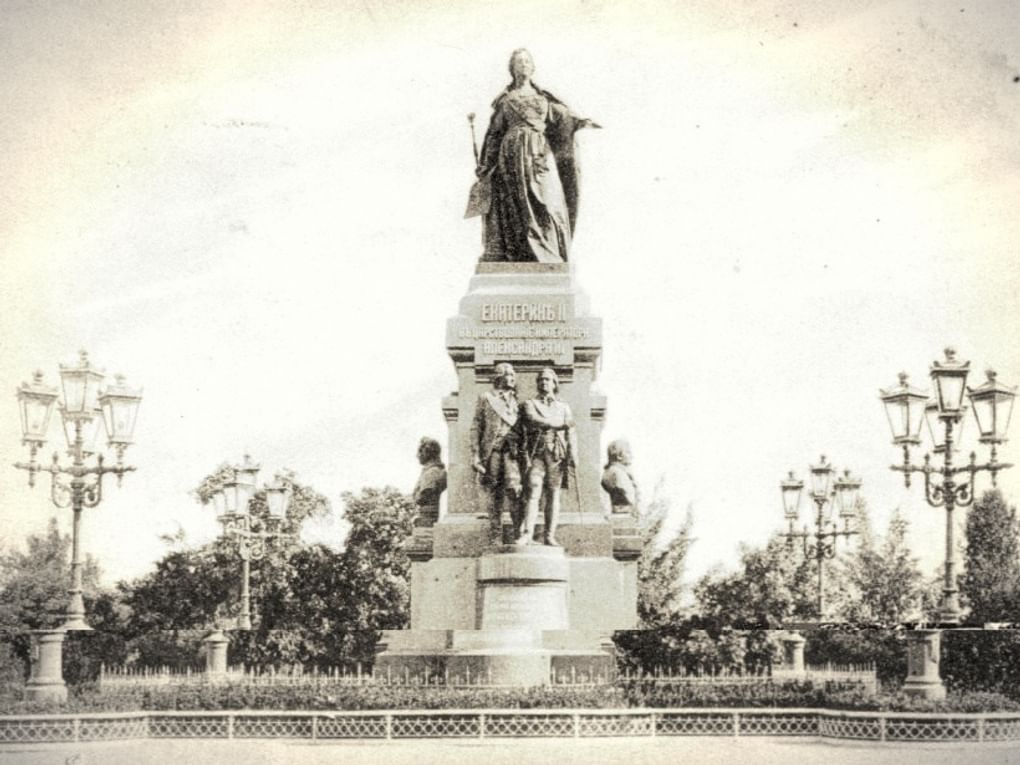Памятник Екатерине II. 1890–1917. Симферополь, Республика Крым. Фотография: pastvu.com