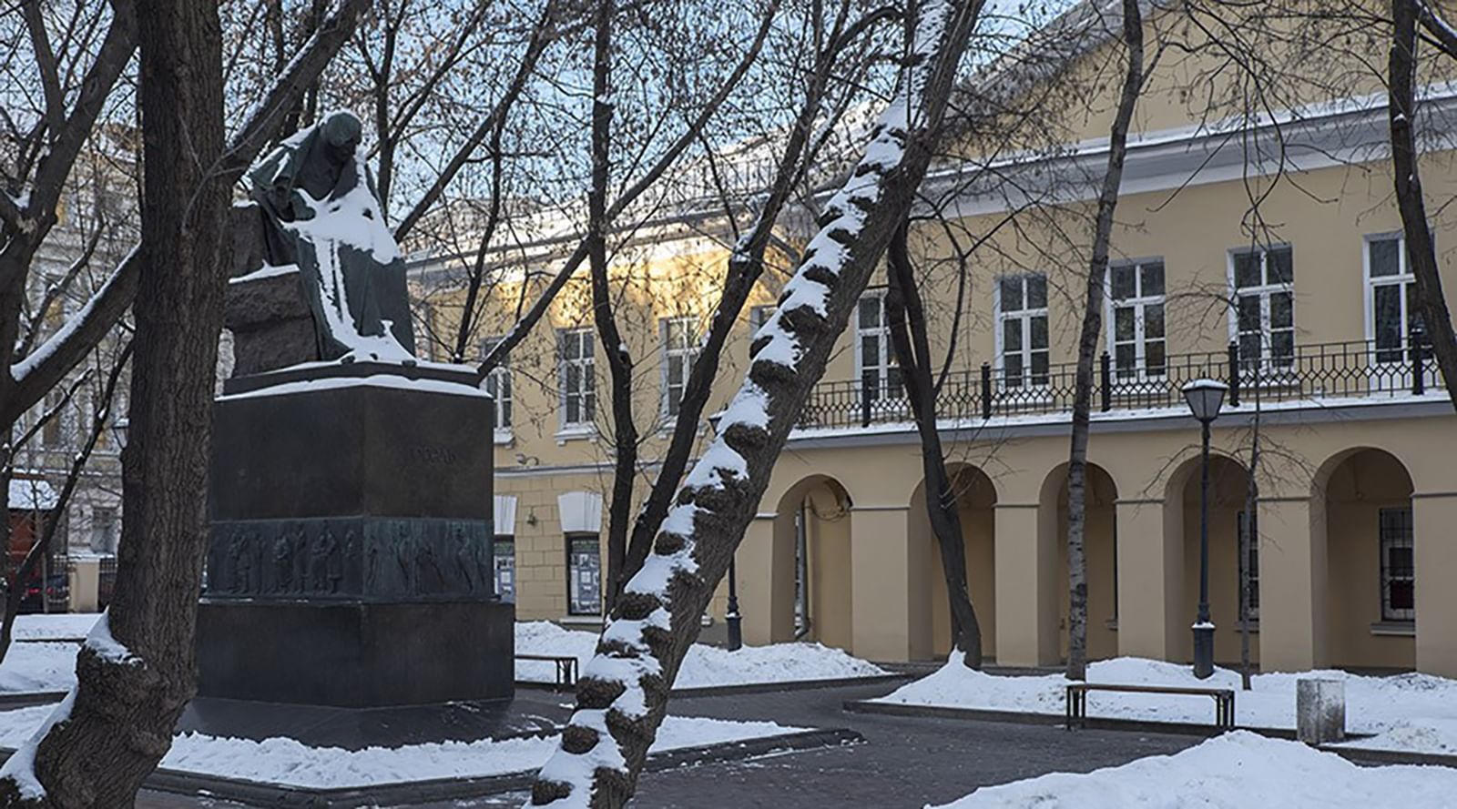 Дом н в гоголя никитский бул 7а. Дом-музей Гоголя в Москве. Дом Гоголя Москва Никитский бульвар. Гоголь на Никитском бульваре. Памятник Николаю Гоголю Москва дом Гоголя Никитский бульвар.