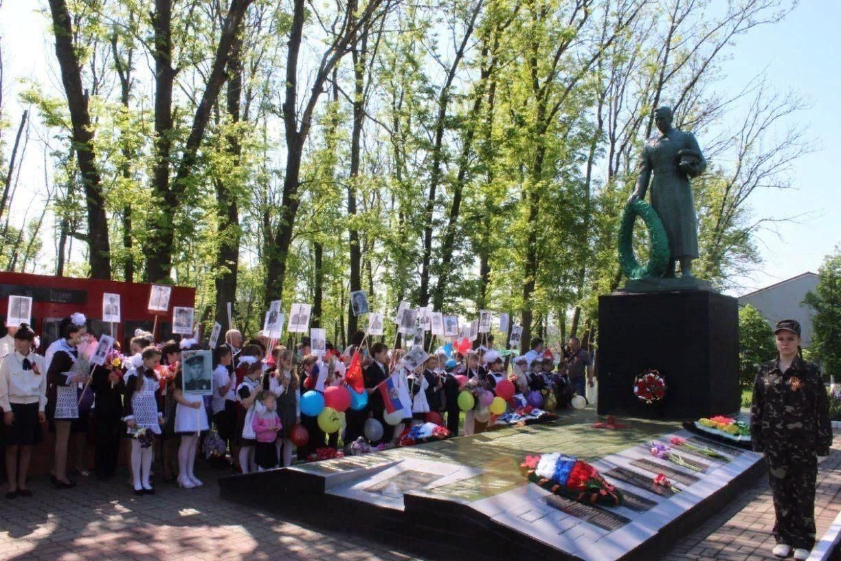 9 мая день победы митинг. Мероприятия к 9 мая. Праздничное мероприятие «победный май».. Митинг ко Дню Победы. 9 Мая солдат.