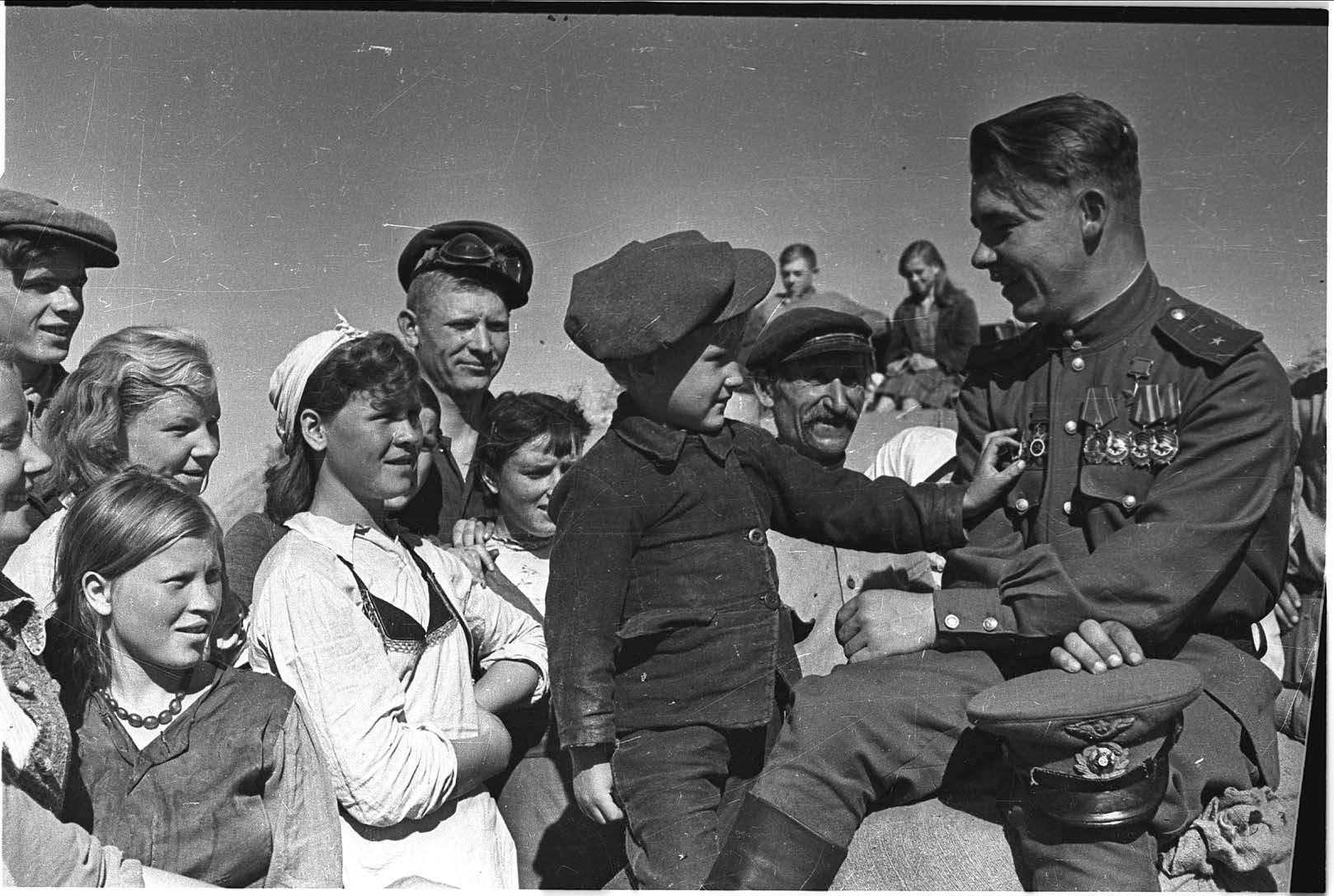 Картинки военных дней. Майор Николай Пинчук. Кадры Победы 1945. Победа в Великой Отечественной войне. Великая Отечественная война дети.