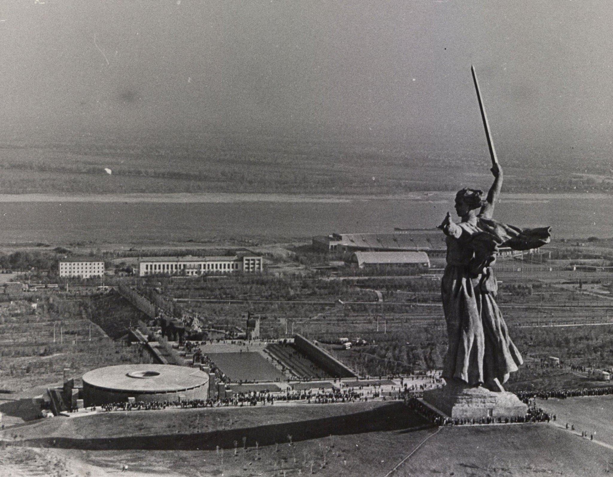 Мамаев курган сталинградская высота. Мамаев Курган Волгоград 1942. Мамаев Курган 1943. Мамаев Курган 1943г. Волгоград Родина мать Мамаев Курган Сталинградская битва.