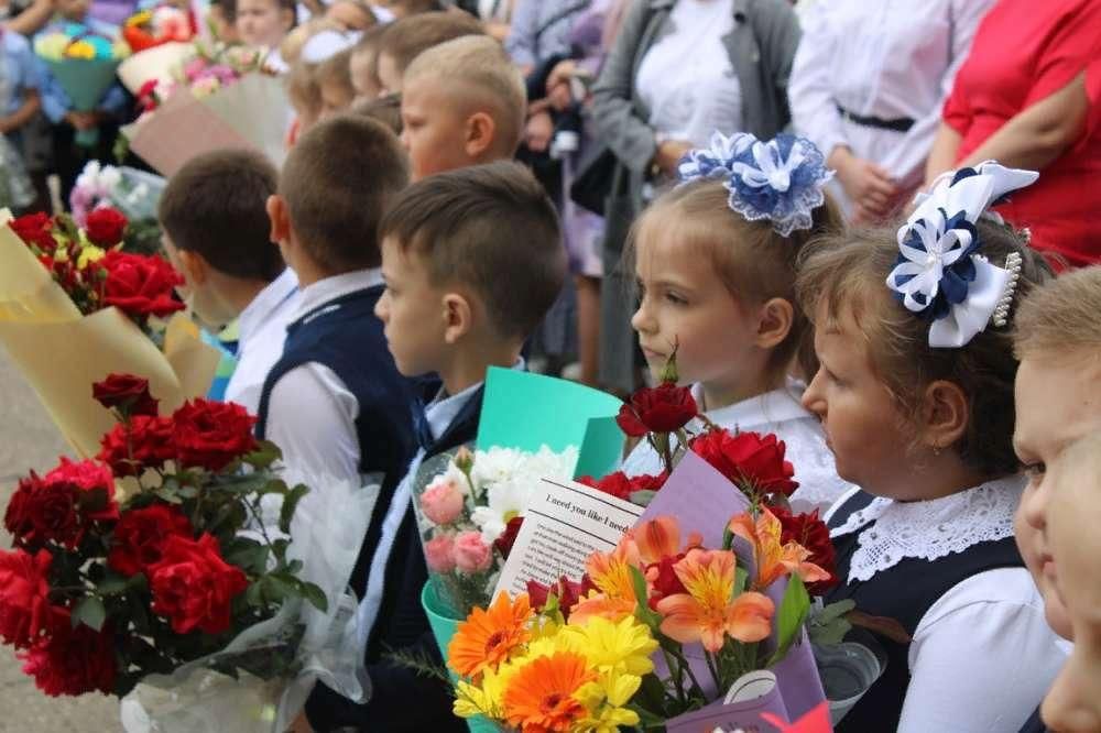 Первые классы 2022. Школа первый класс. Дети первый класс. Дети в школе первый класс. Школа 1 класс.