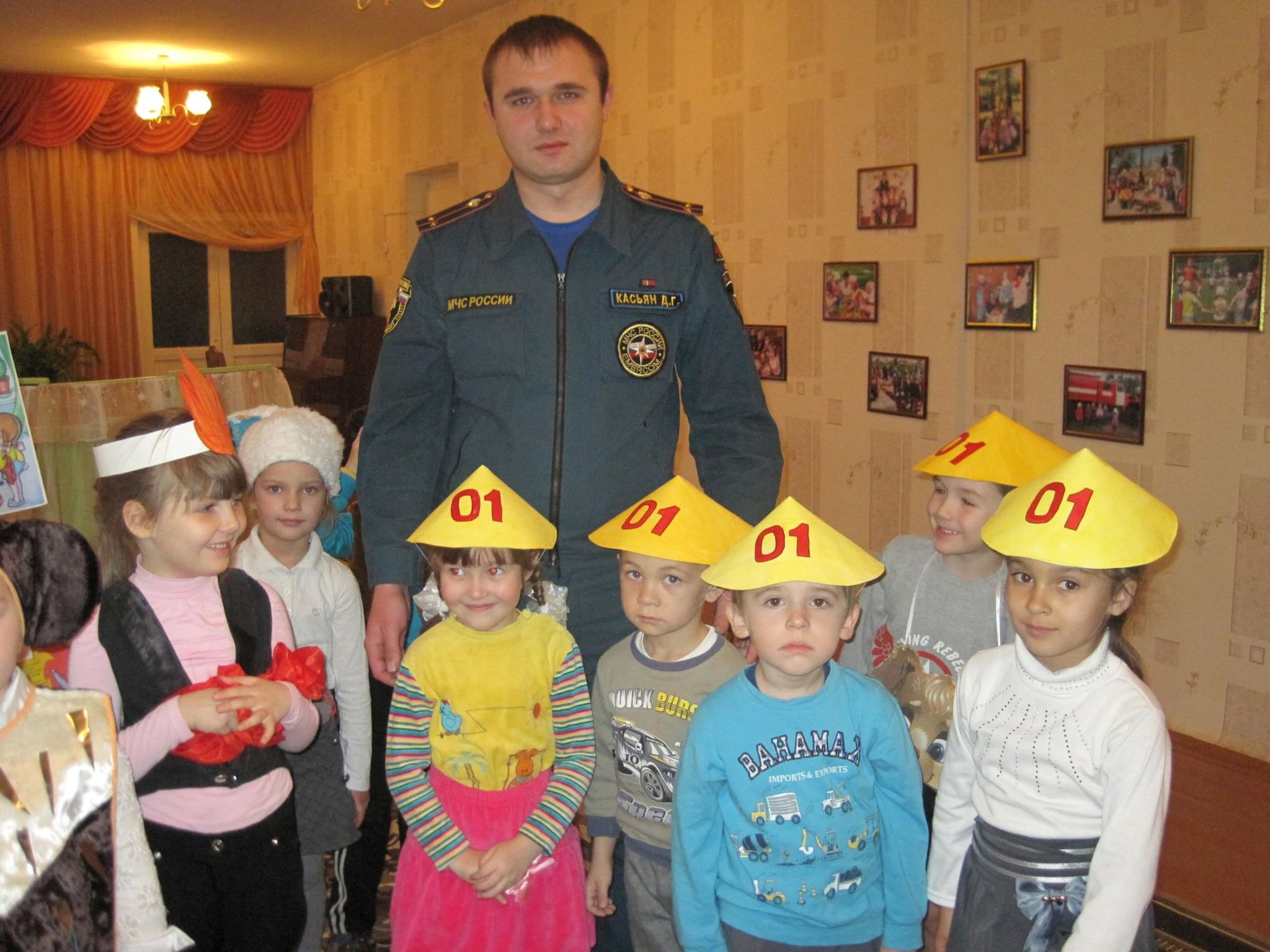 Сценарий пожарные в детском саду. Пожарник для детского сада. Пожарный в ДОУ. День пожарного в детском саду. Мероприятия с детьми по пожарной безопасности в детском саду.