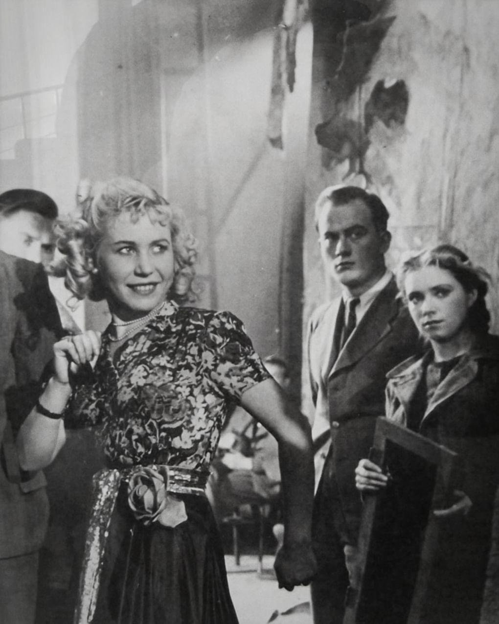 Вторая жена Сергея Бондарчука — Инна Макарова (слева) — на съемках художественного фильма Сергея Герасимова «Молодая гвардия». 1948. Фотография: molodguard.ru