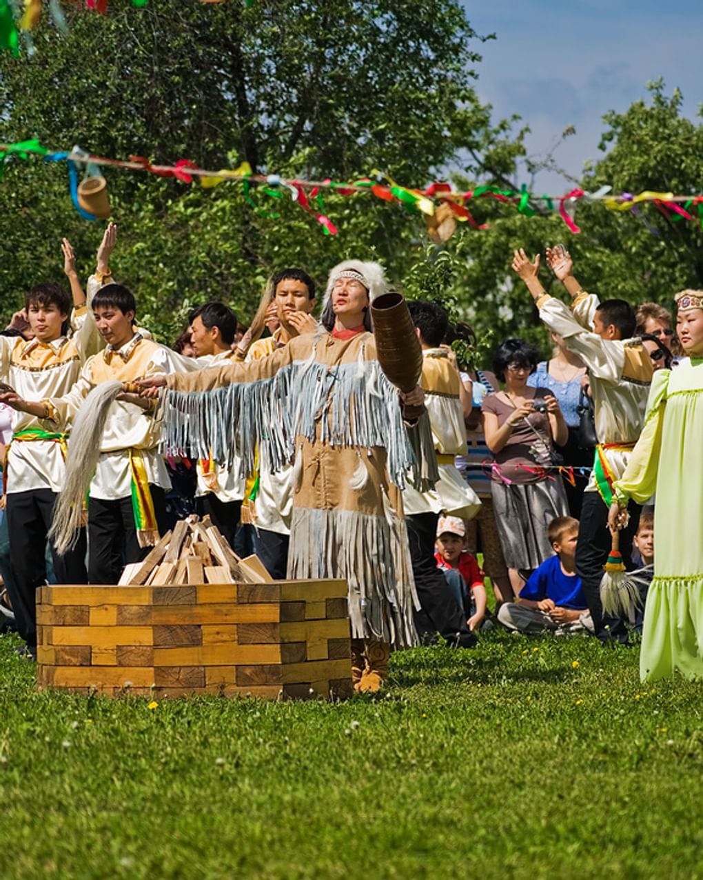 Шаман вместе с юношами в национальной одежде открывают якутский праздник Ысыах (встреча лета). Фотография: Владимир Казарин / фотобанк «Лори»
