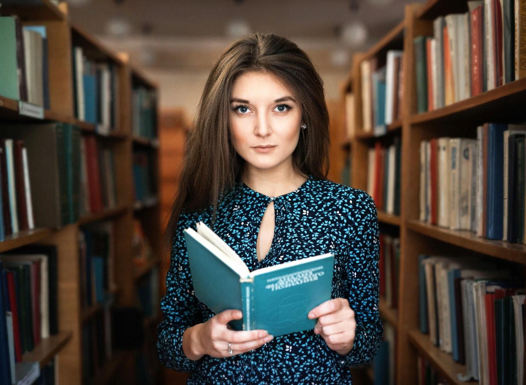 Фото с девушки с книгой