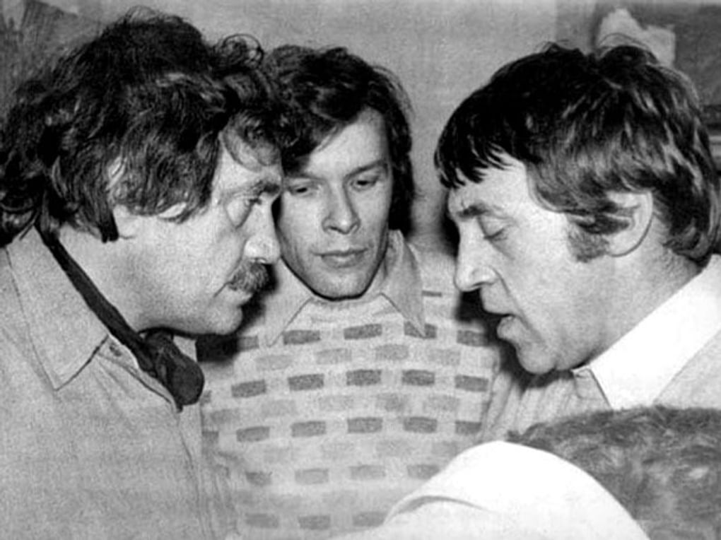 Слева направо: Василий Аксенов, писатель Виктор Ерофеев, поэт Владимир Высоцкий. Иллюстрация к книге Виктора Есипова «Василий Аксенов — одинокий бегун на длинные дистанции». Издательство «Астрель», 2012