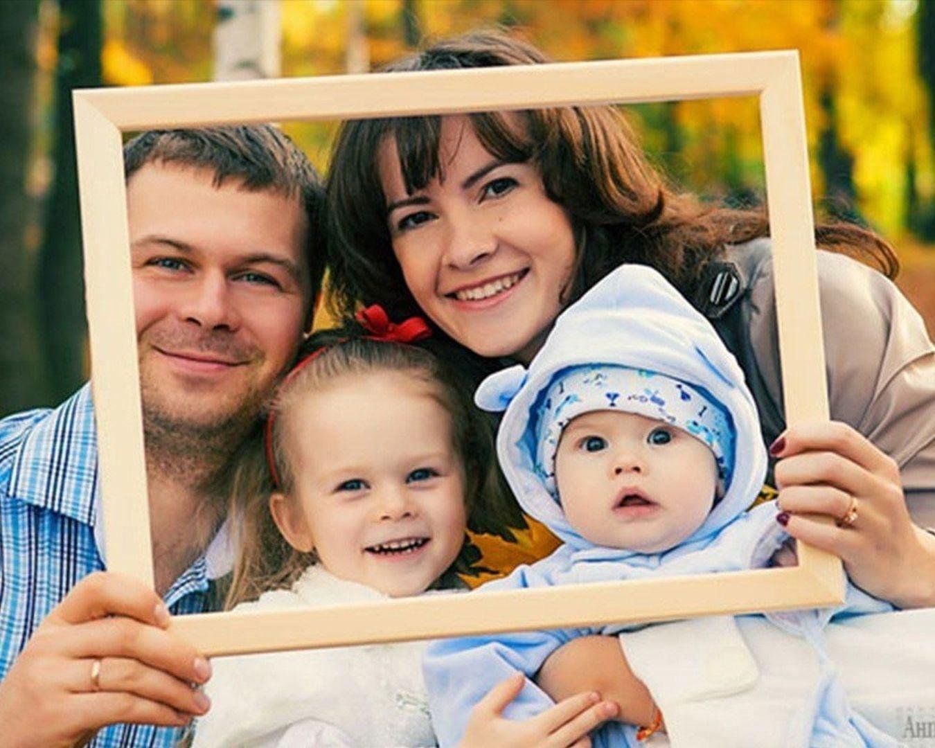 Семейное фото на выборах. Фото семьи. Семейная фотосессия. Семейная фотосессия идеи. Портрет идеальной семьи.