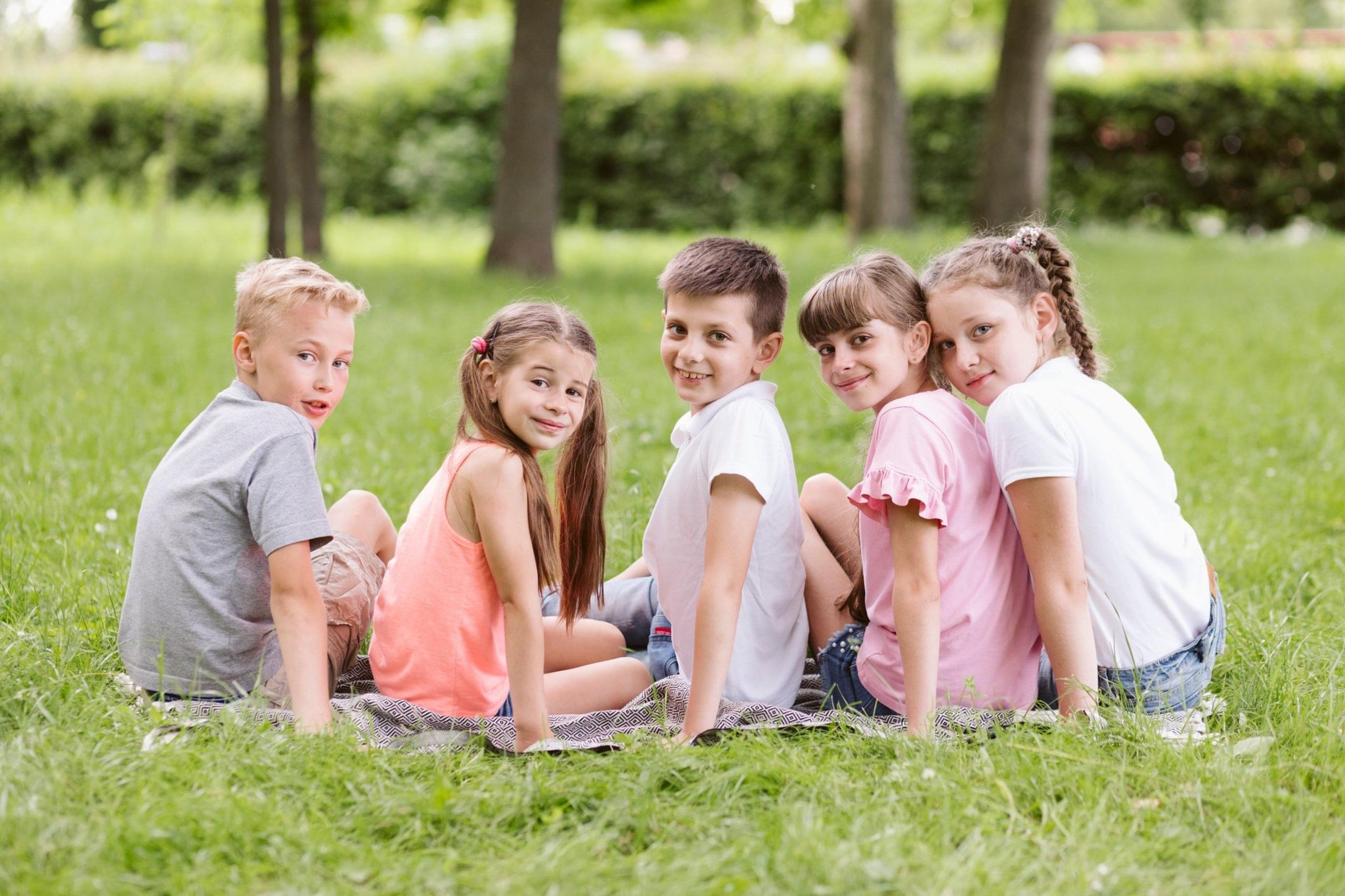 Kid team. Фото 2 детей не смотрят в камеру.