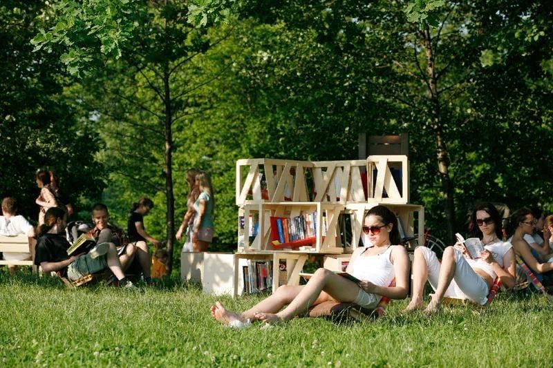 Поляховские чтения. Место для чтения в парке. Читальные залы под открытым небом. Зона для чтения в парке. Библиотека под открытым небом.