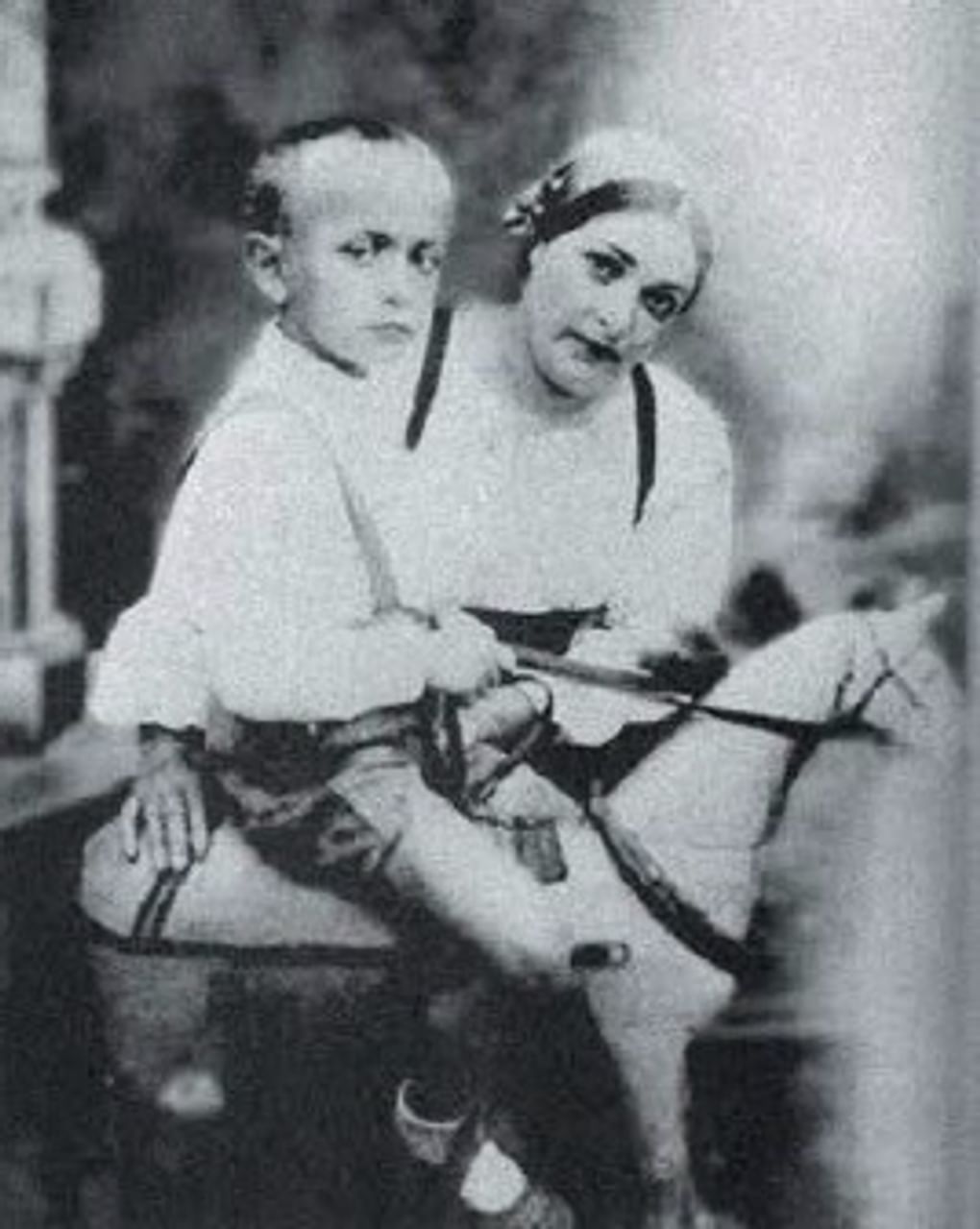 Ролан Быков с матерью Эллой Ситняковской. Середина 1930-х. Фотография: vinograd.su