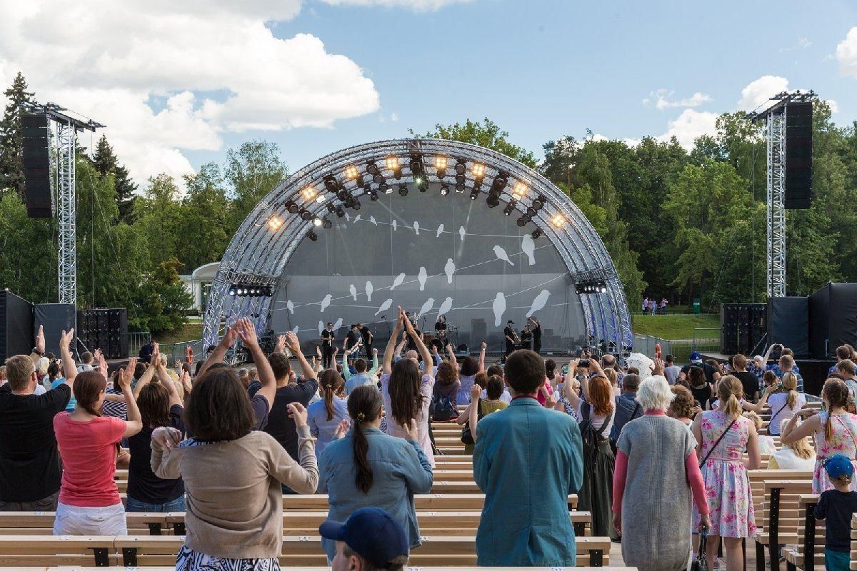 Сцена зеленого театра ВДНХ. Амфитеатр ВДНХ. Парк ВДНХ амфитеатр. Парк Сокольники ВДНХ