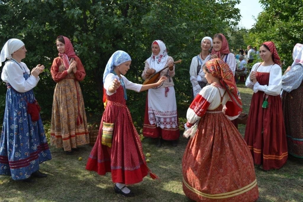 Яблочный спас славянские народные праздники. Яблочный спас на Руси. Яблочный спас гуляния. Яблочный спас хоровод. Народные праздничные обряды яблочный спас.