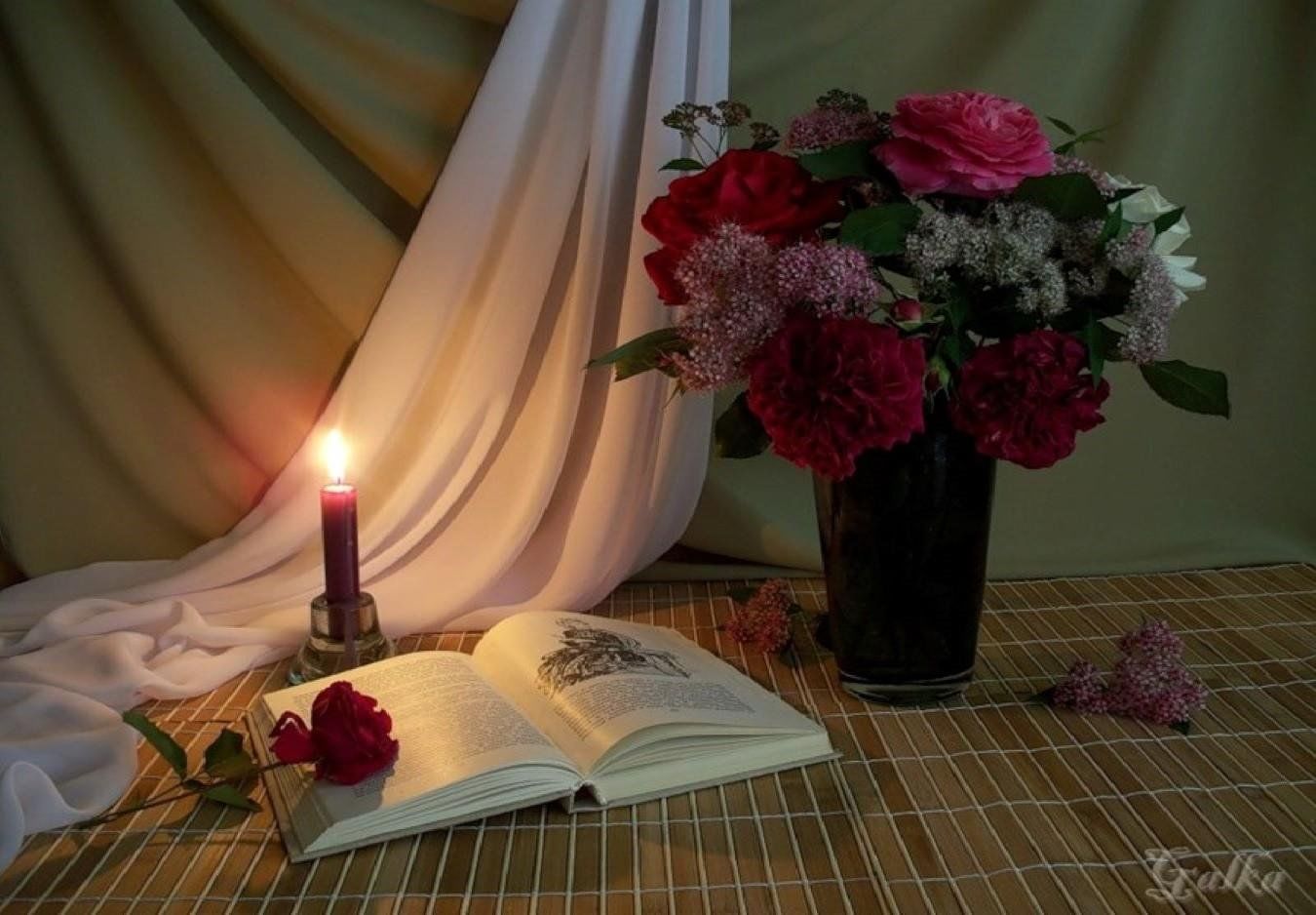 Поэзия про вечер. Натюрморт с книгой и свечой. «Натюрморт с книгами». Натюрморт с книгой и цветами. Цветы и свечи.