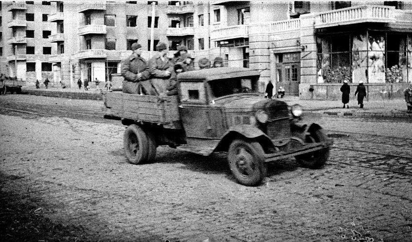 Полуторки на чмз. Военная машина полуторка на Украине. Полуторка на демонстрации.